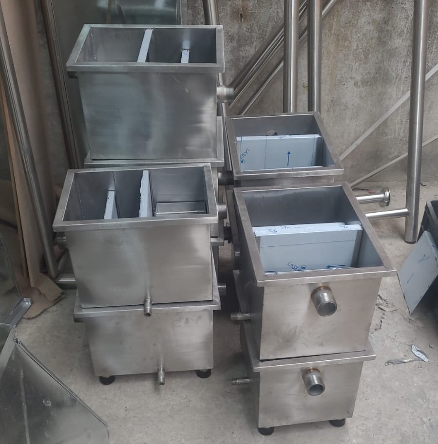 Distintos tamaños de trampas de grasa Trampinox fabricadas a medida en acero inoxidable